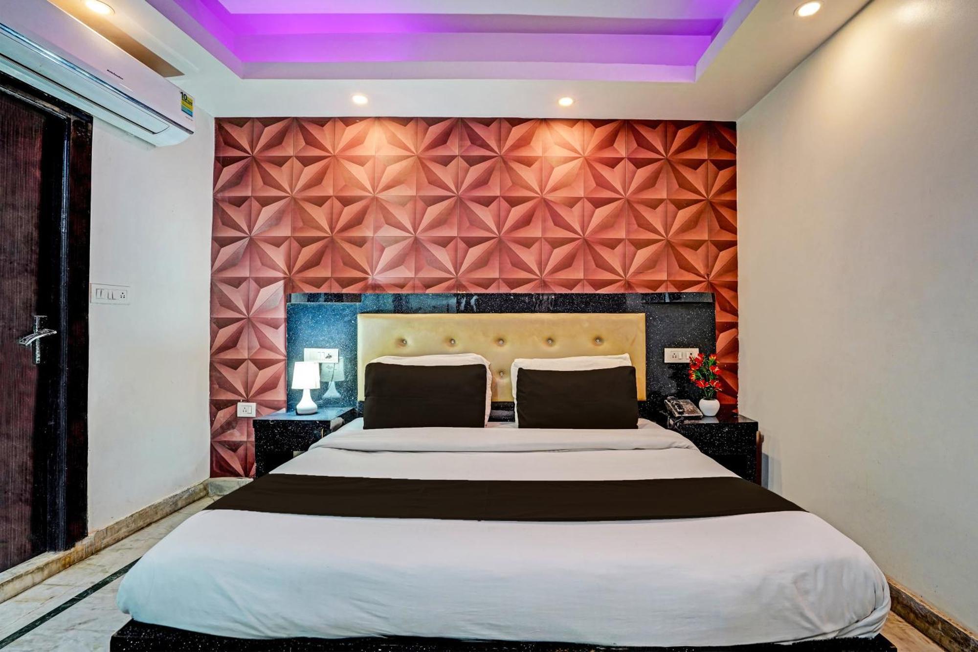 Готель Collection O Noida Saffron Екстер'єр фото