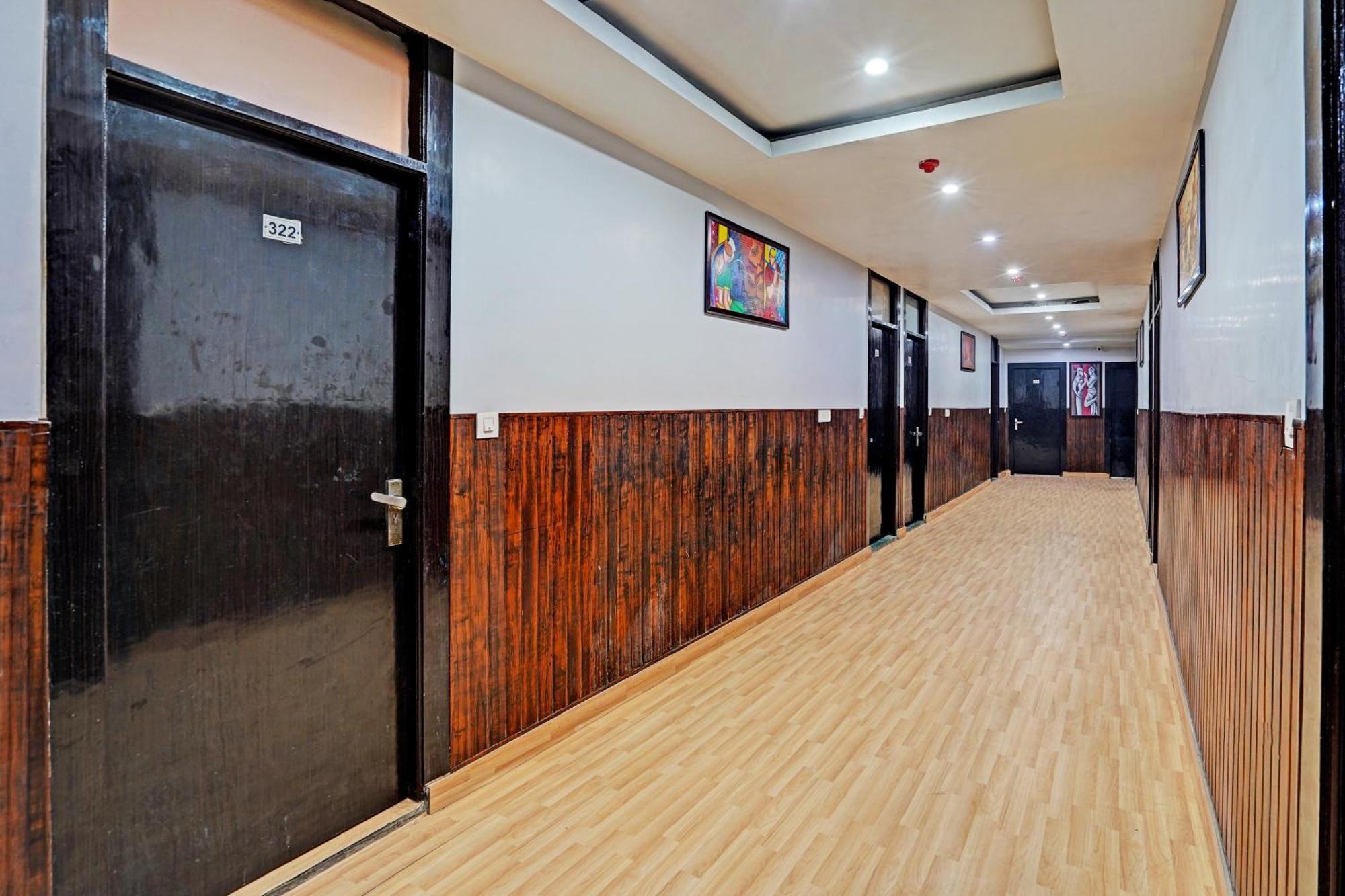 Готель Collection O Noida Saffron Екстер'єр фото