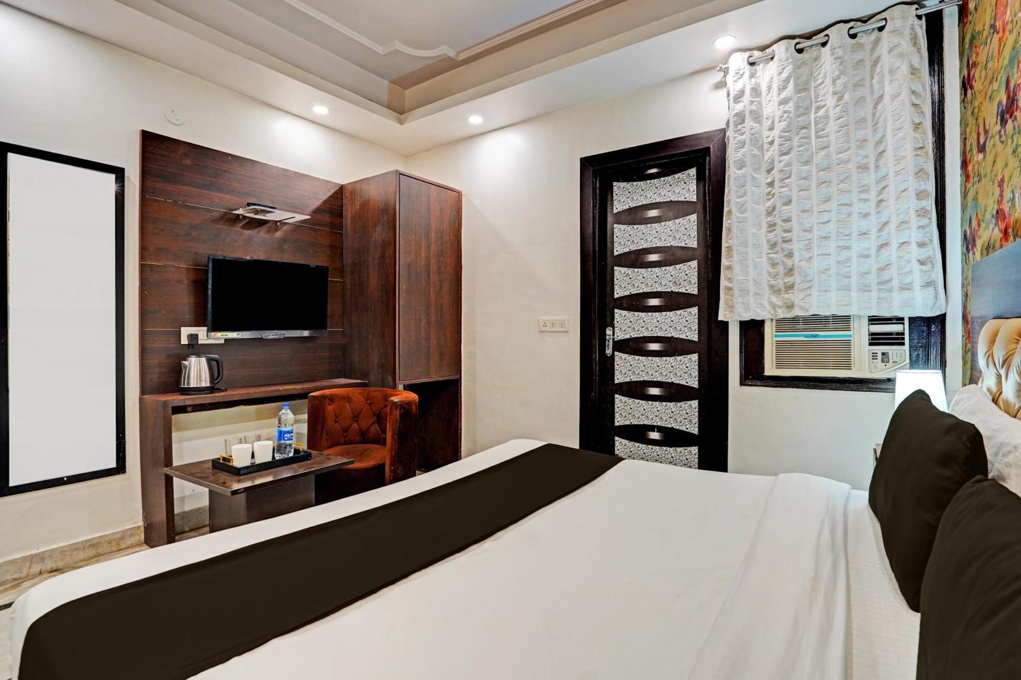 Готель Collection O Noida Saffron Екстер'єр фото