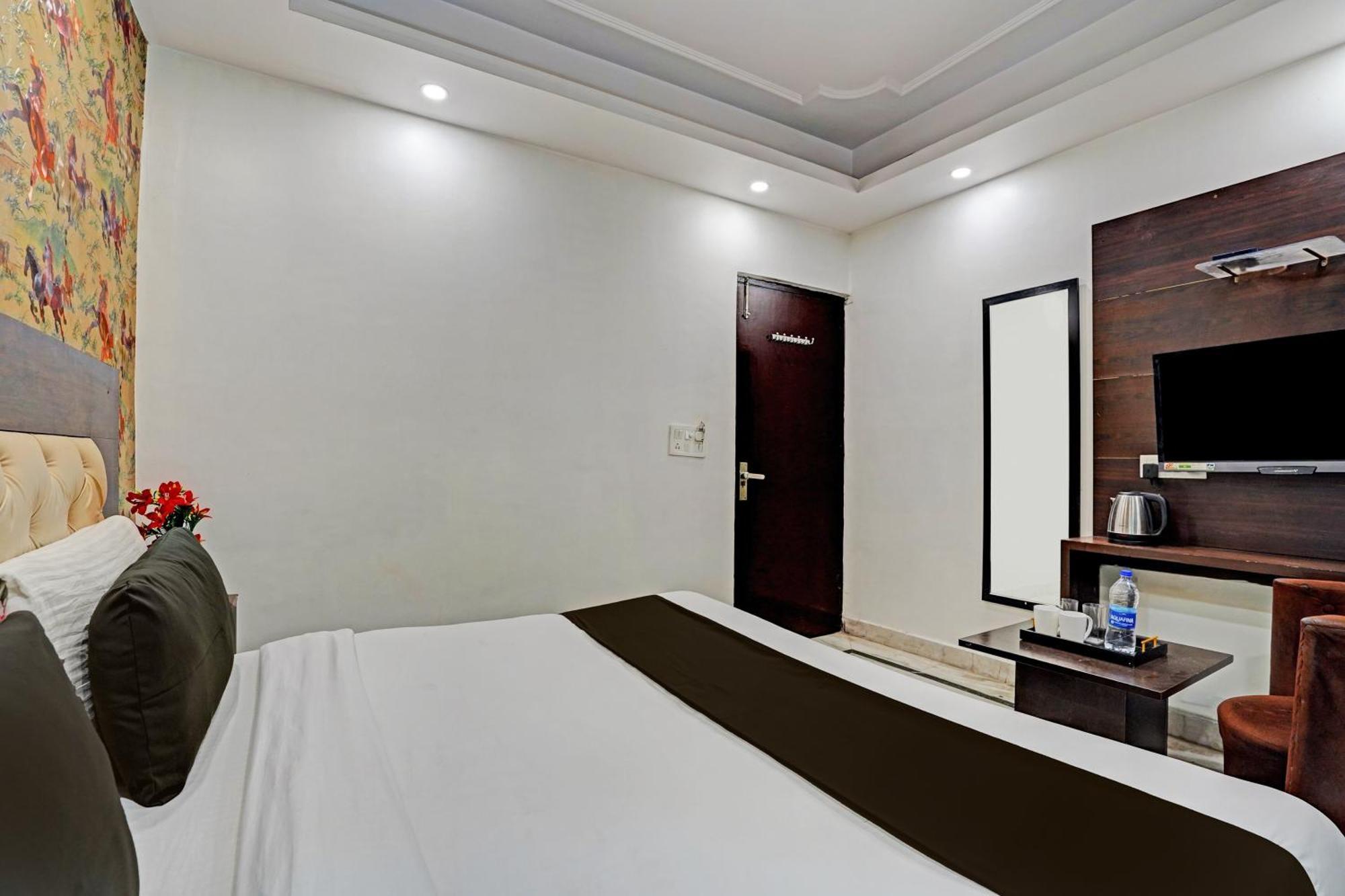 Готель Collection O Noida Saffron Екстер'єр фото