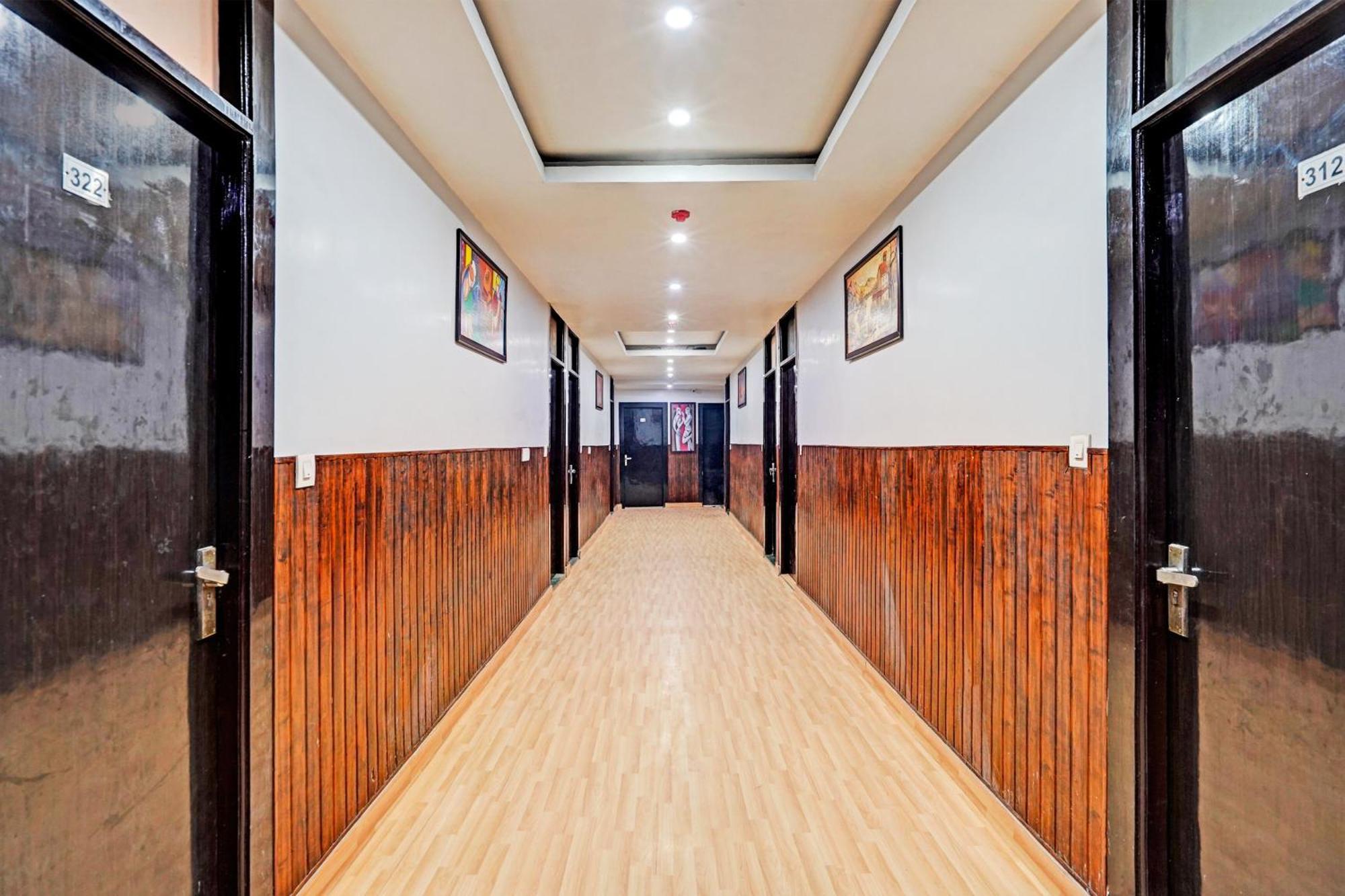 Готель Collection O Noida Saffron Екстер'єр фото